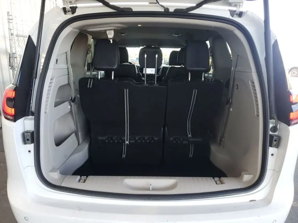 2023 Chrysler Pacifica Touring L photo 5