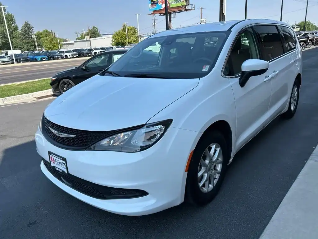 2023 Chrysler Voyager LX's photo
