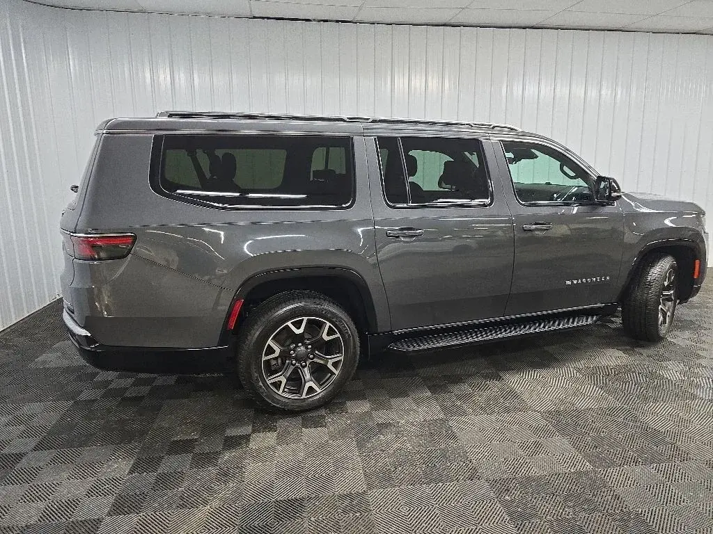 2023 Jeep Wagoneer L Series III 4WD photo 3