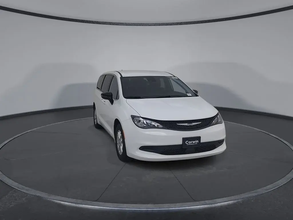 2027 Chrysler Voyager LX photo 4