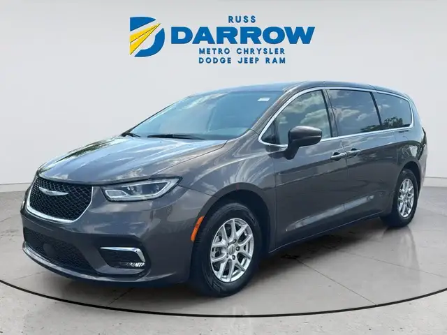 2023 Chrysler Pacifica Touring L photo 1