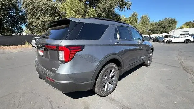 2026 Ford Explorer Active 4WD photo 4