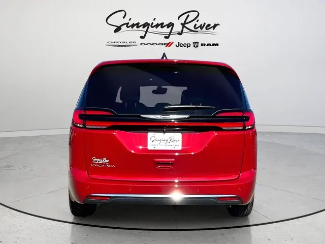 2026 Chrysler Pacifica Select photo 4