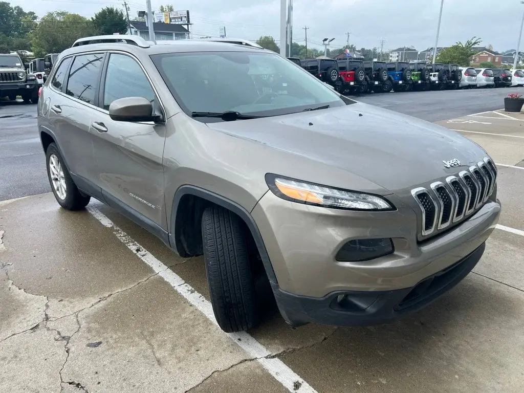 2017 Jeep Cherokee Latitude 4WD photo 3