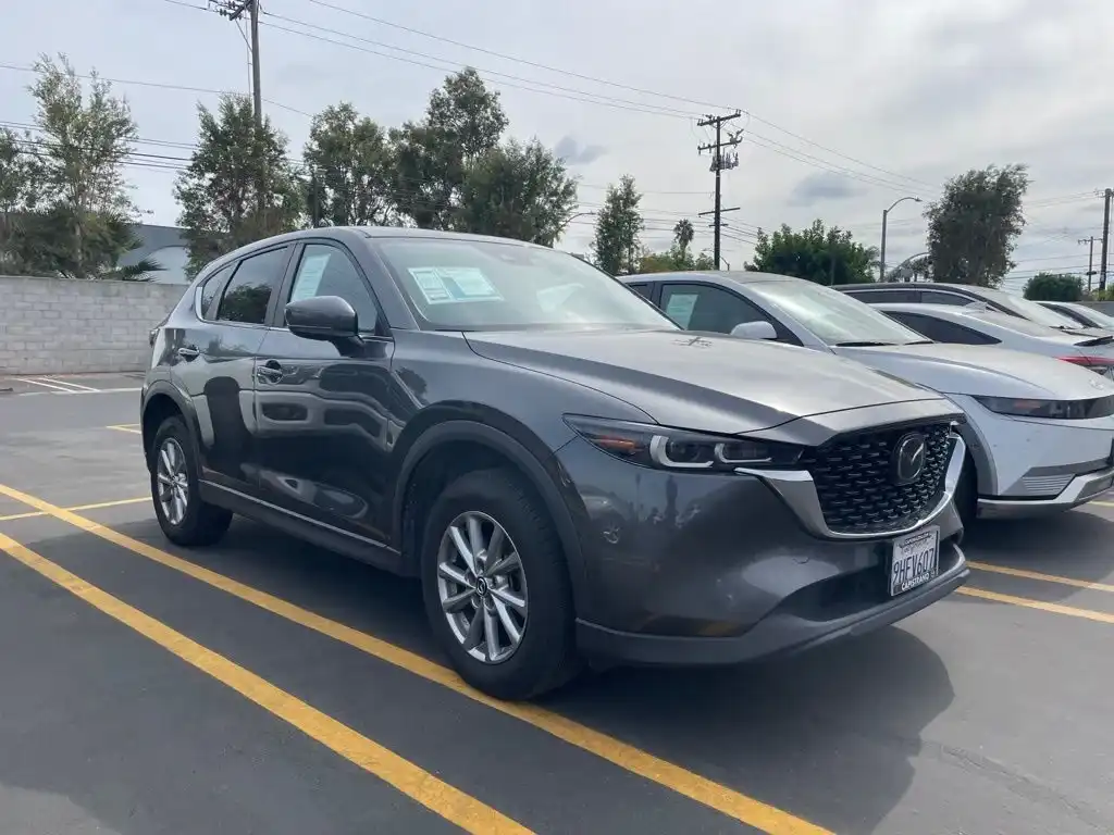 2023 Mazda CX-5 S Preferred package Auto AWD's photo