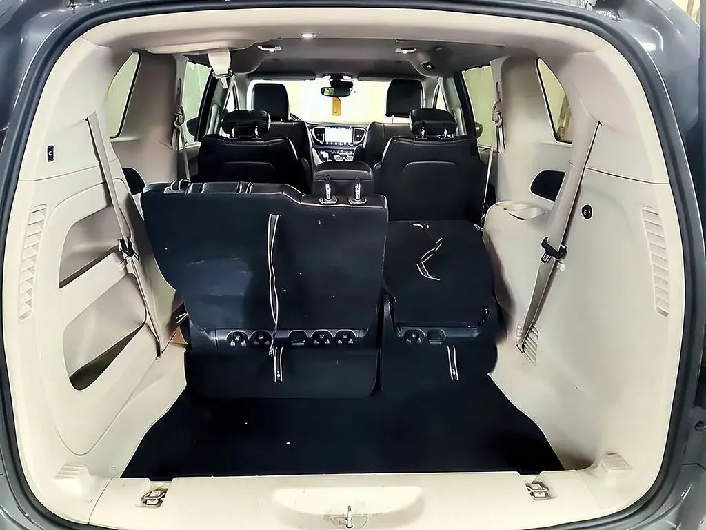 2023 Chrysler Pacifica Touring L photo 5