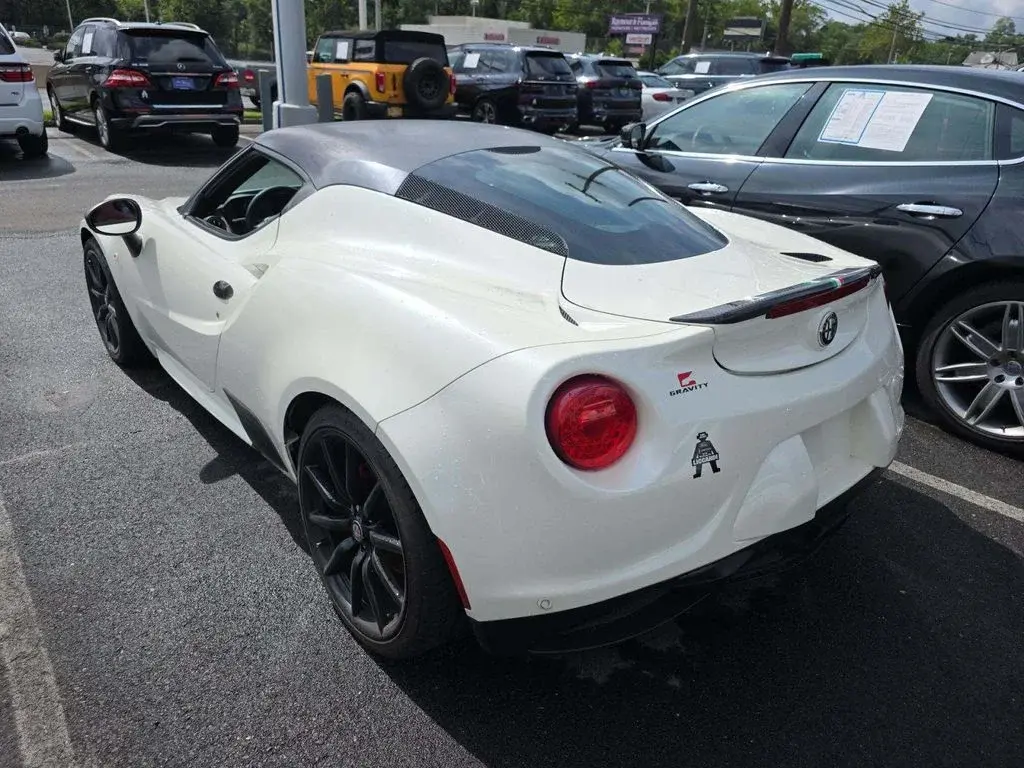 2015 Alfa Romeo 4C Base photo 4