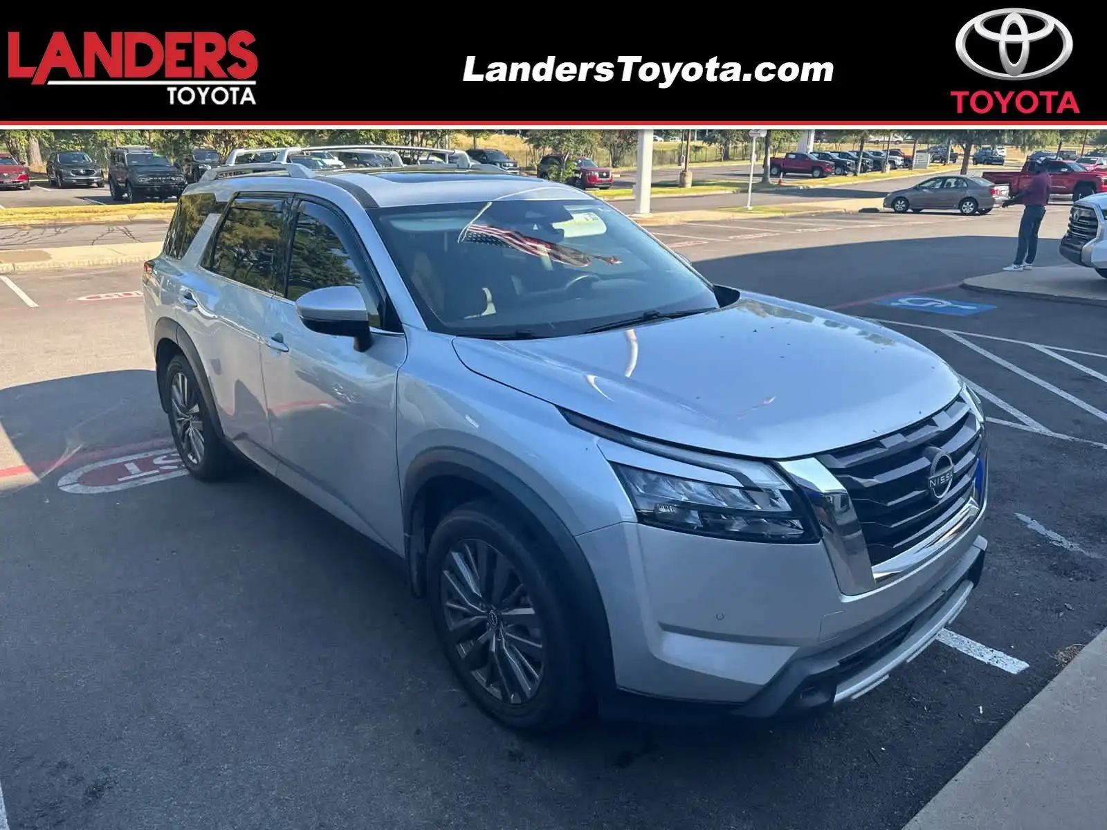 2025 Nissan Pathfinder SL 2WD's photo