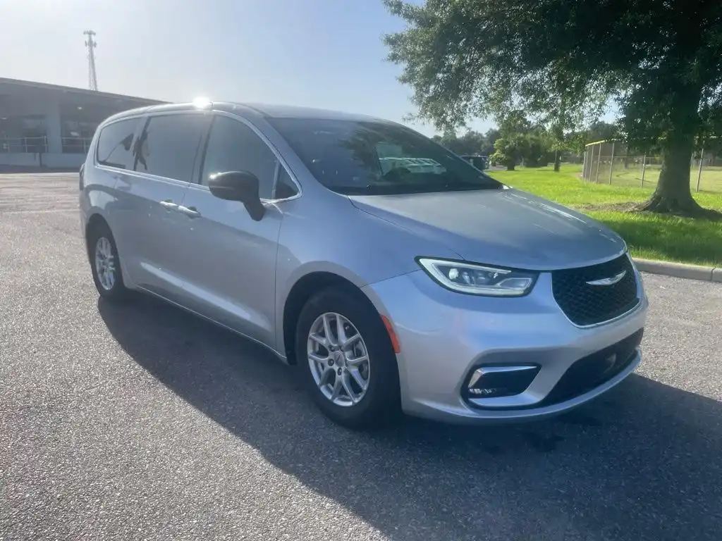 2024 Chrysler Pacifica Touring L's photo