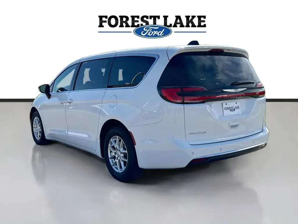 2025 Chrysler Pacifica Select photo 5