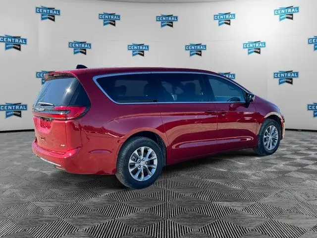2026 Chrysler Pacifica Select AWD photo 5