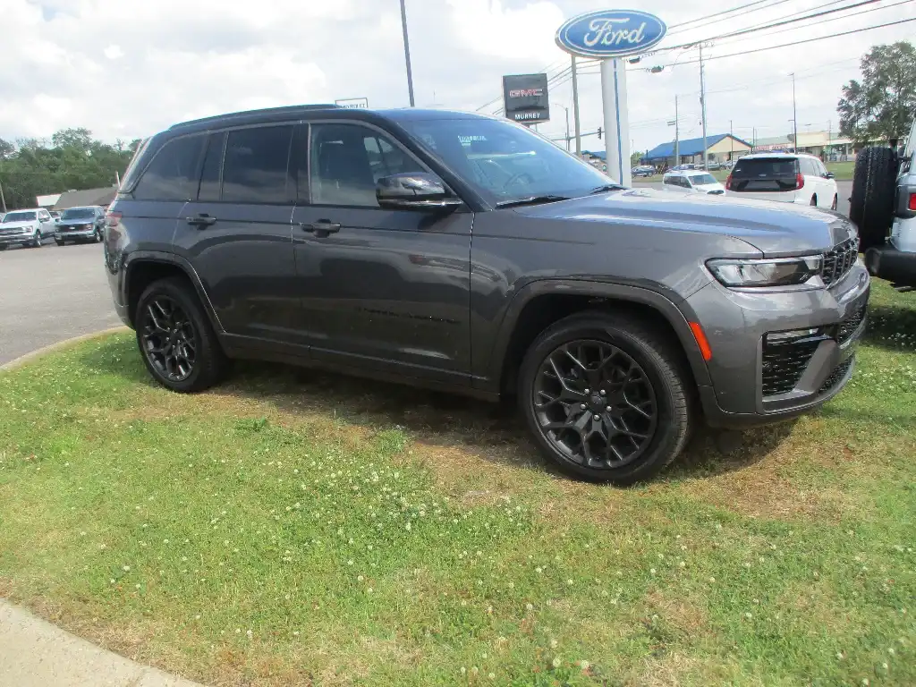 2026 Jeep Grand Cherokee Summit 4x4's photo