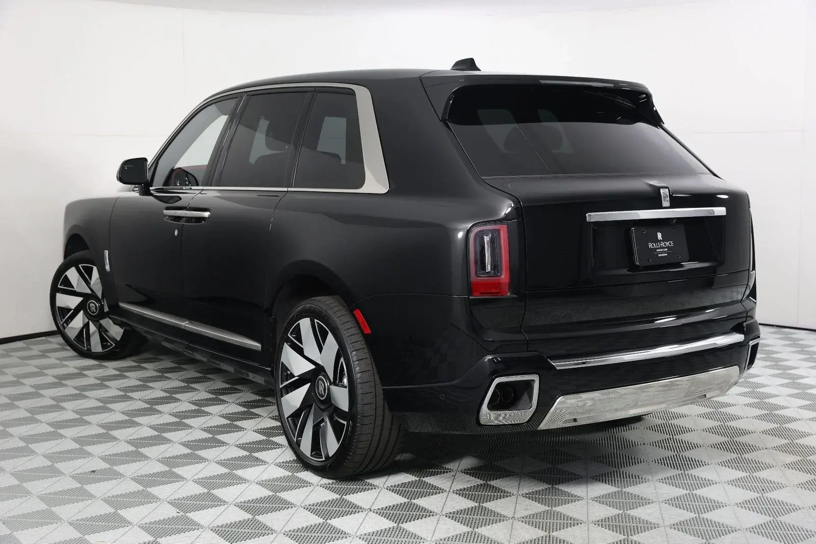 2027 Rolls-Royce Cullinan Base photo 3