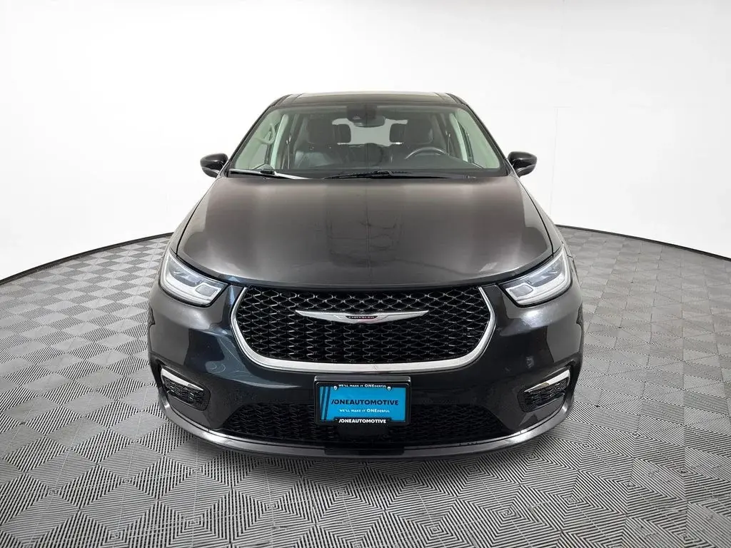 2023 Chrysler Pacifica Touring L photo 3