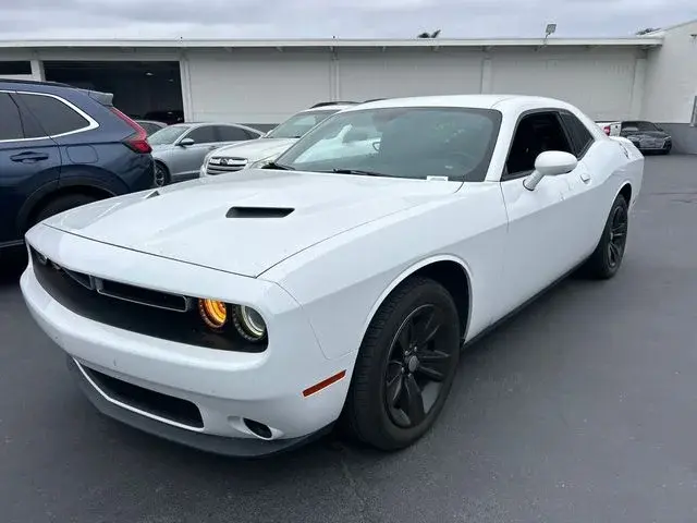2019 Dodge Challenger SXT Auto photo 3