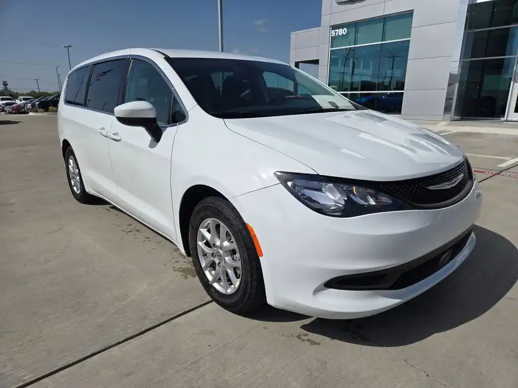 2023 Chrysler Voyager LX's photo