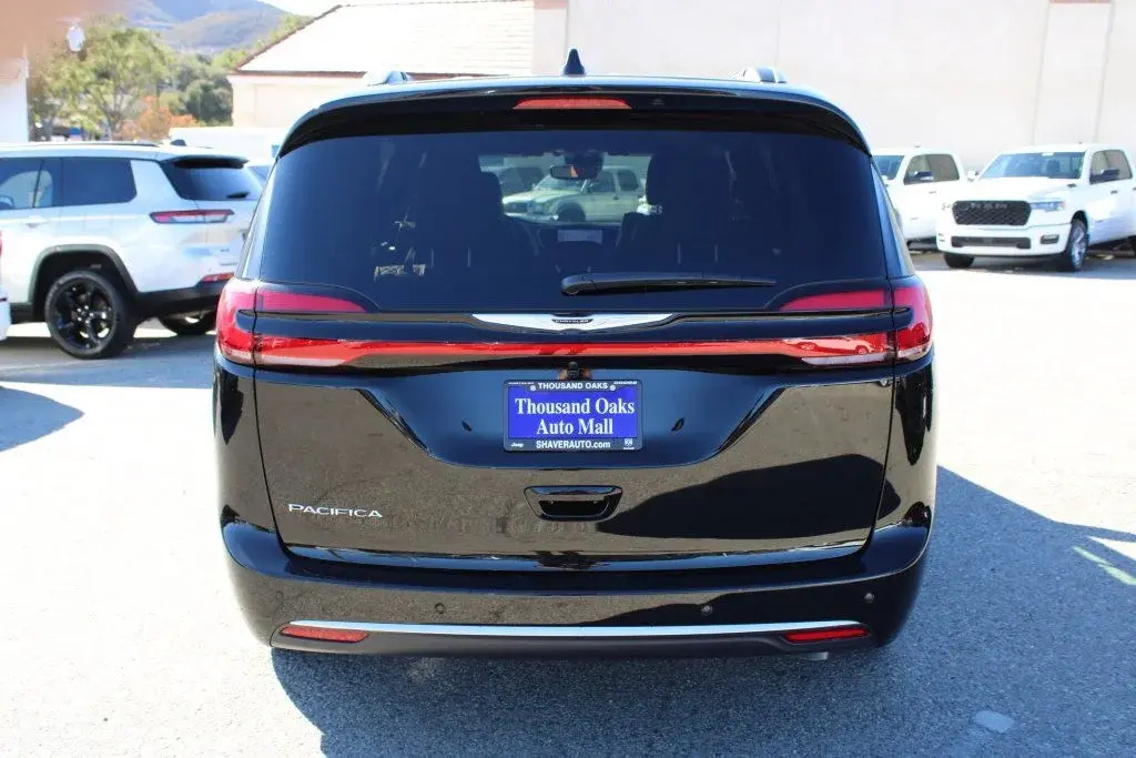 2026 Chrysler Pacifica Pinnacle photo 5