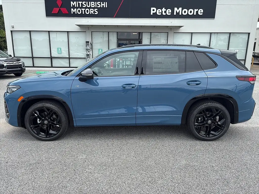 2026 Volkswagen Tiguan 2.0T SE R-Line Black photo 3