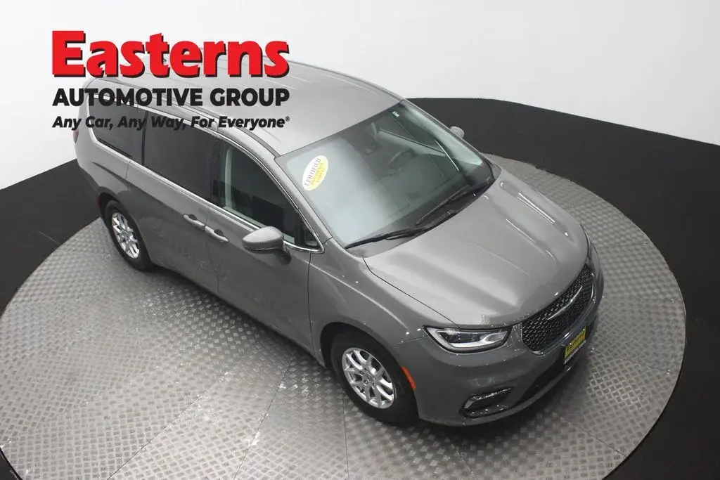 2023 Chrysler Pacifica Touring L photo 3