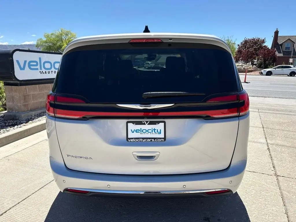 2023 Chrysler Pacifica Touring L photo 5
