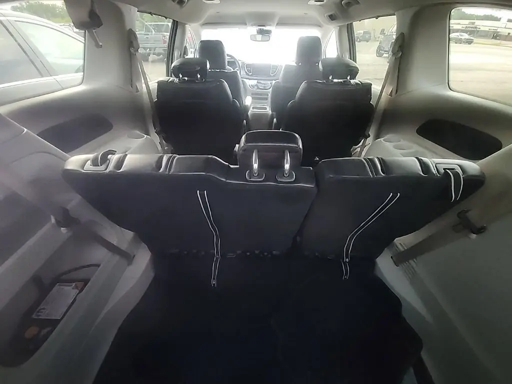 2023 Chrysler Pacifica Touring L photo 3