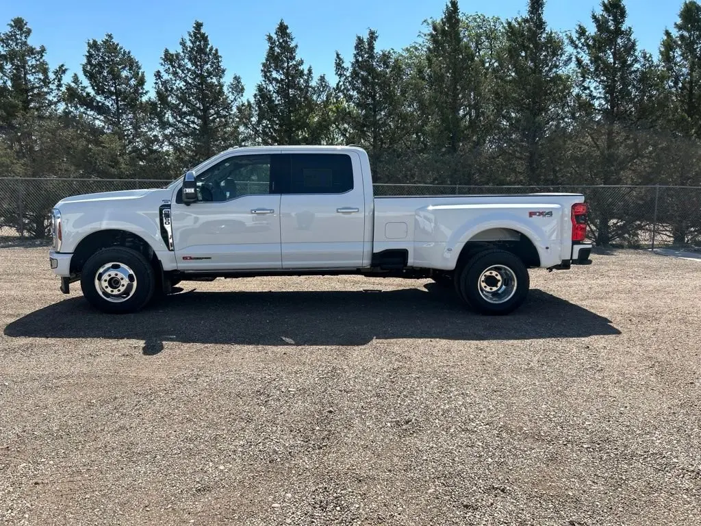 2026 Ford F-350 Platinum 4WD Crew Cab DRW 8' Box photo 3