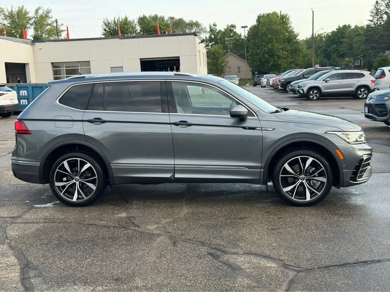 2023 Volkswagen Tiguan 2.0T SEL R-Line 4Motion's photo
