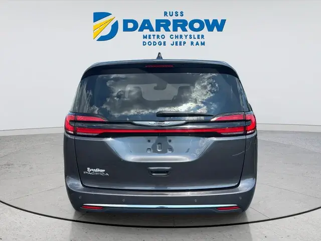 2023 Chrysler Pacifica Touring L photo 4