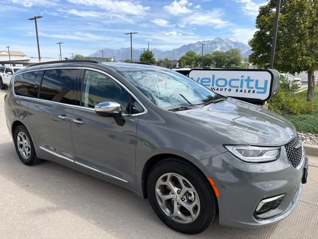 2023 Chrysler Pacifica Limited photo 1