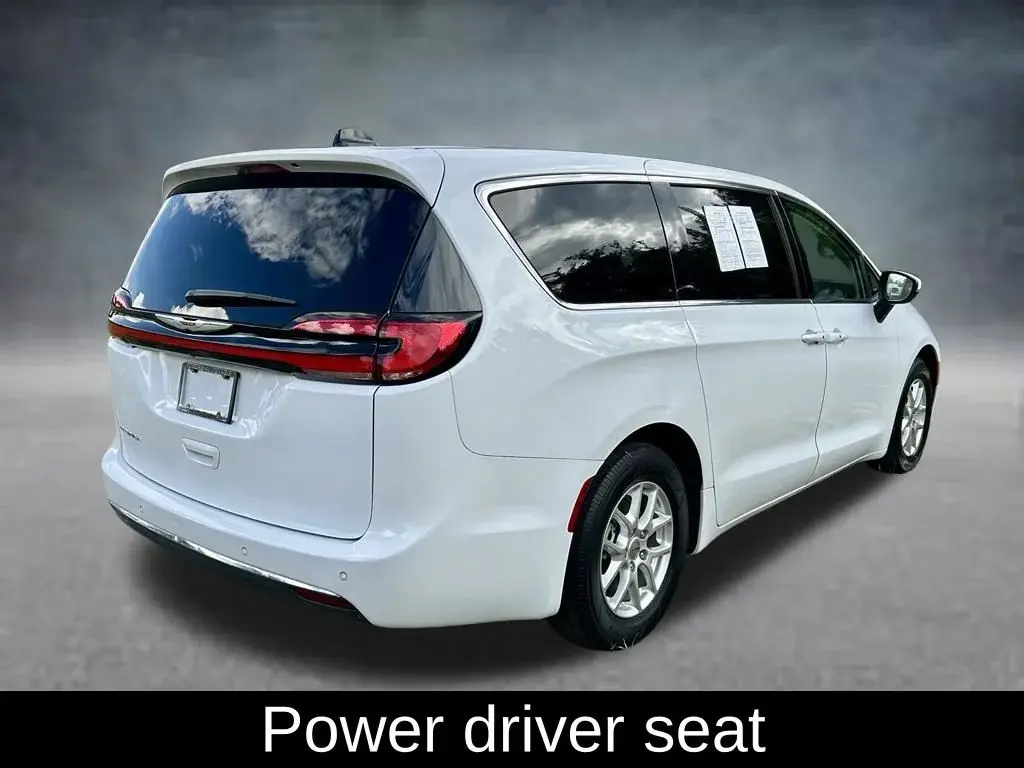 2023 Chrysler Pacifica Touring L photo 5