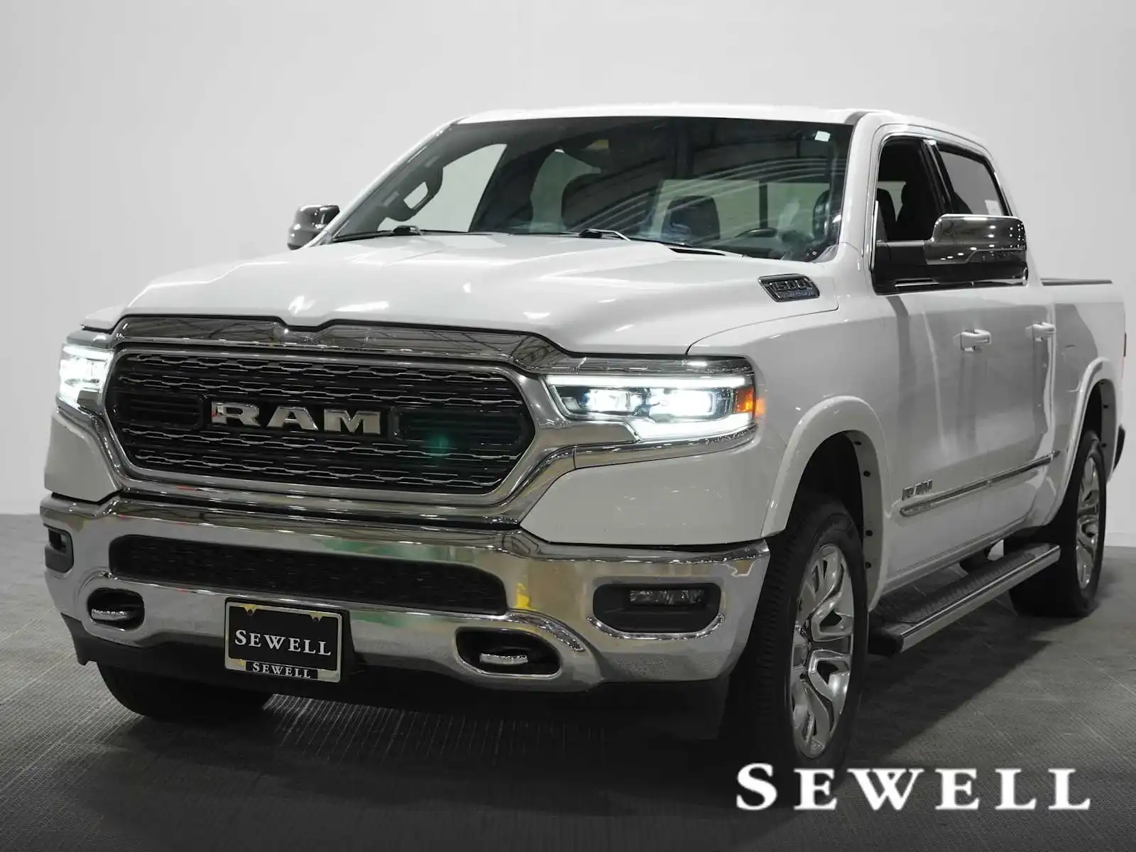 2023 RAM 1500 Limited 4x4 Crew Cab 5'7's photo