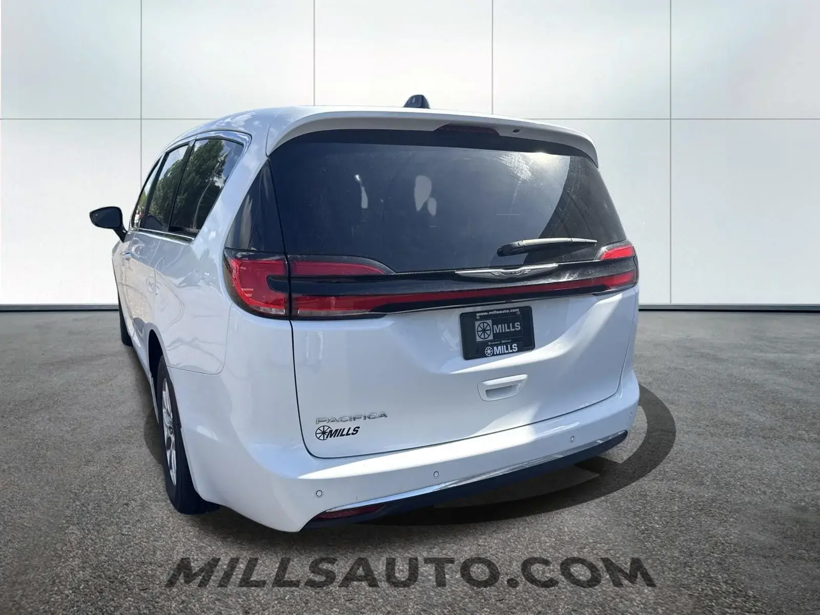 2024 Chrysler Pacifica Touring L photo 4