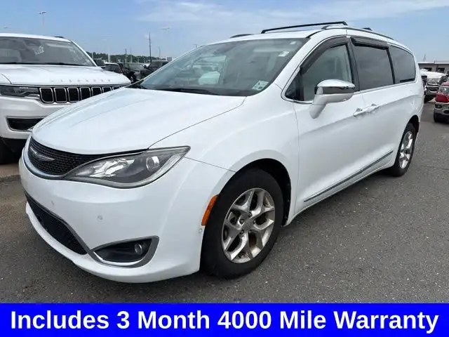 2017 Chrysler Pacifica Limited's photo