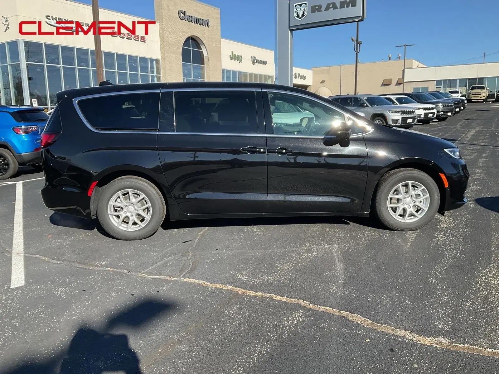 2026 Chrysler Pacifica Select photo 4