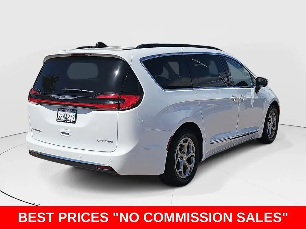 2023 Chrysler Pacifica Limited photo 3