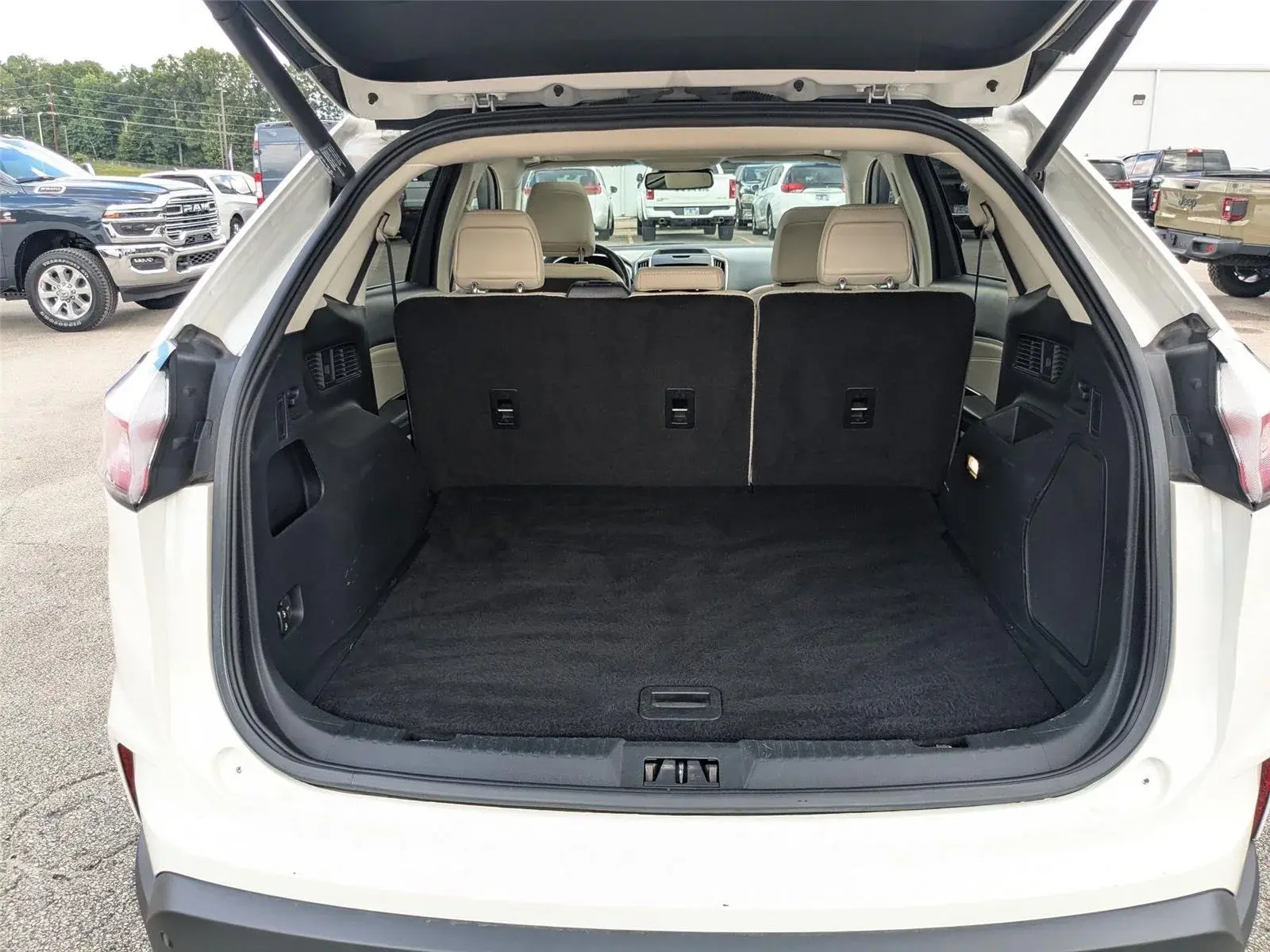 2020 Ford Edge Titanium photo 5