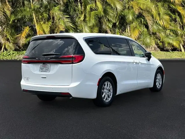 2027 Chrysler Pacifica Select photo 5