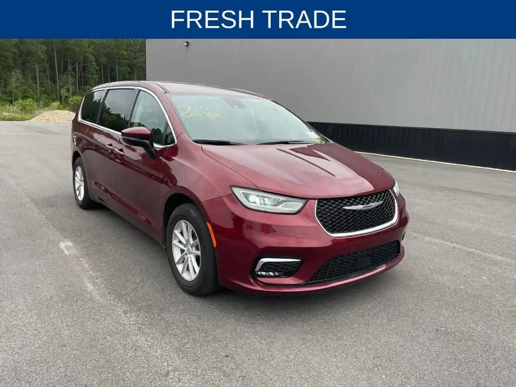 2023 Chrysler Pacifica Touring L's photo