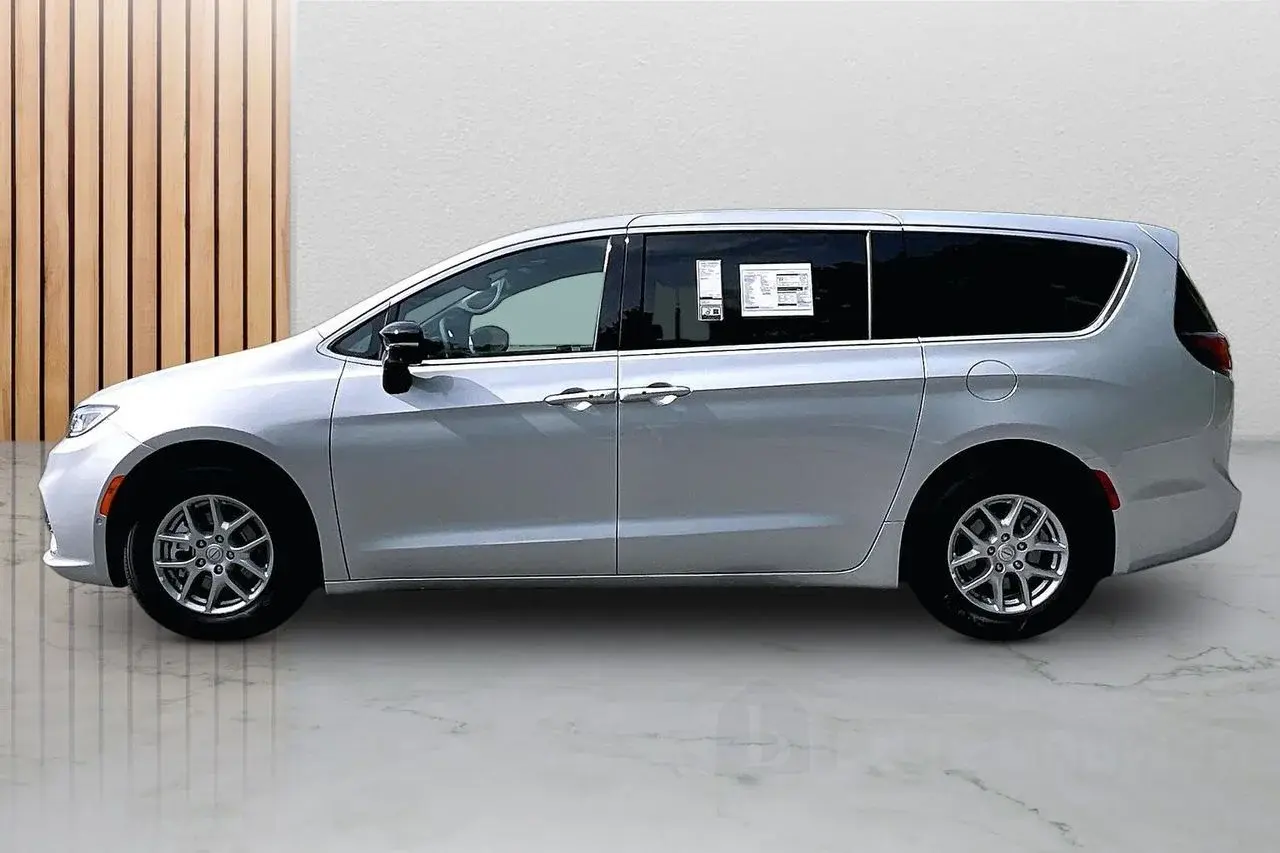 2026 Chrysler Pacifica Select photo 5