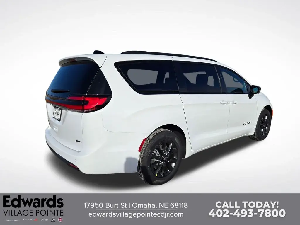 2026 Chrysler Pacifica Select AWD photo 3