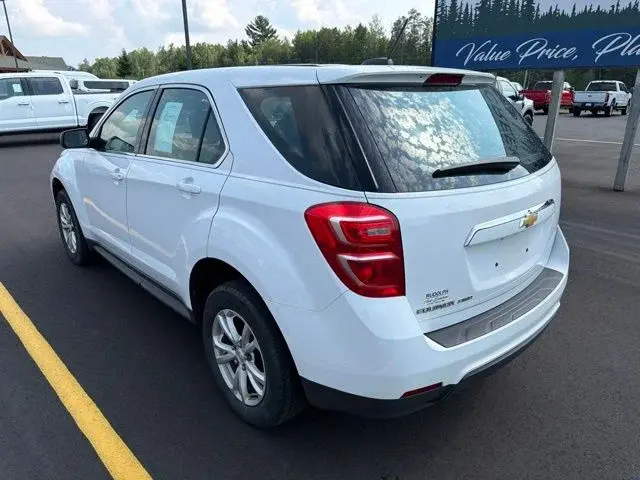 2017 Chevrolet Equinox AWD LS photo 3