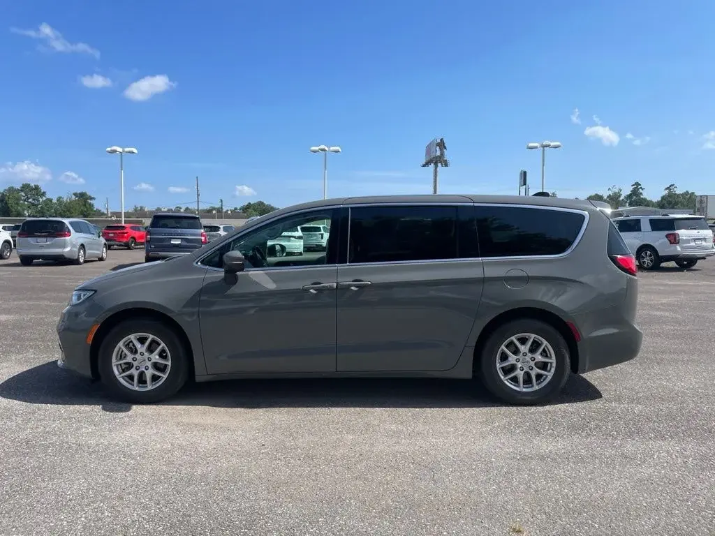 2023 Chrysler Pacifica Touring L photo 5