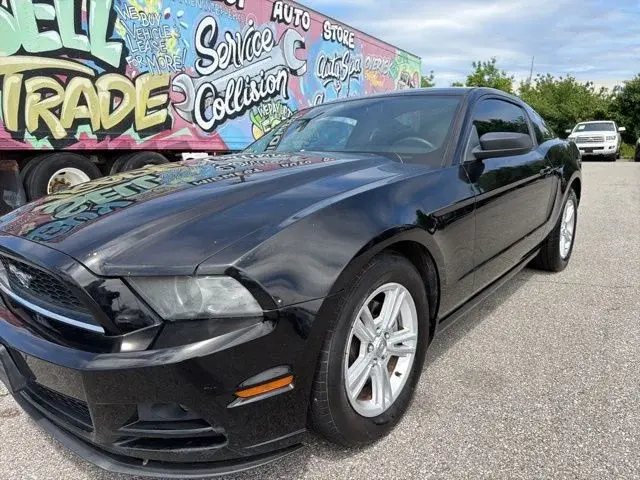 2013 Ford Mustang V6 photo 3