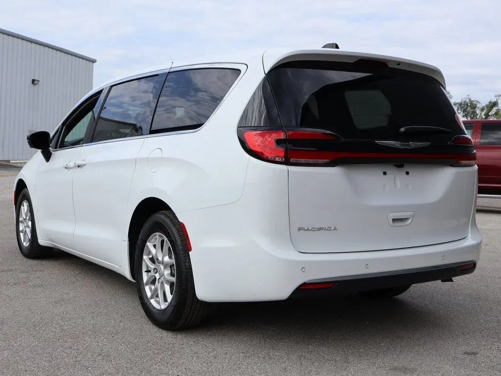2026 Chrysler Pacifica Select photo 3