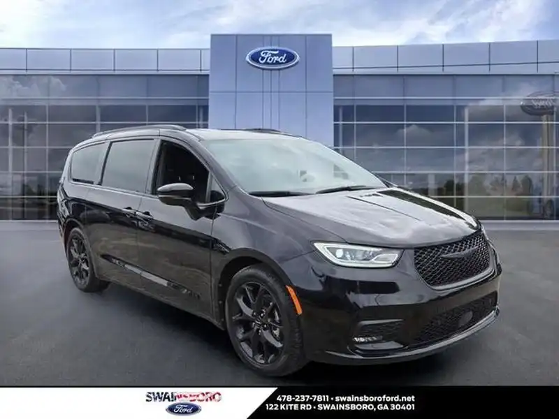 2024 Chrysler Pacifica Limited's photo