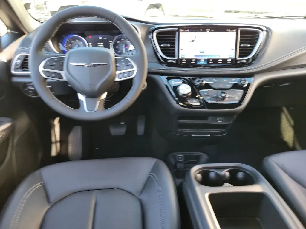 2026 Chrysler Pacifica Select photo 4