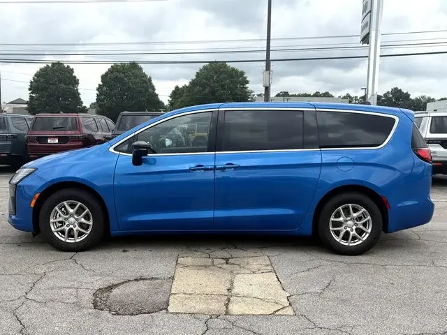2027 Chrysler Pacifica Select photo 5
