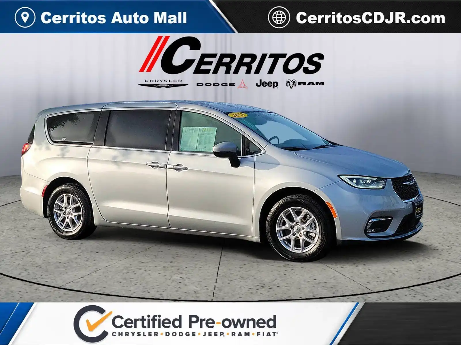 2023 Chrysler Pacifica Touring L's photo