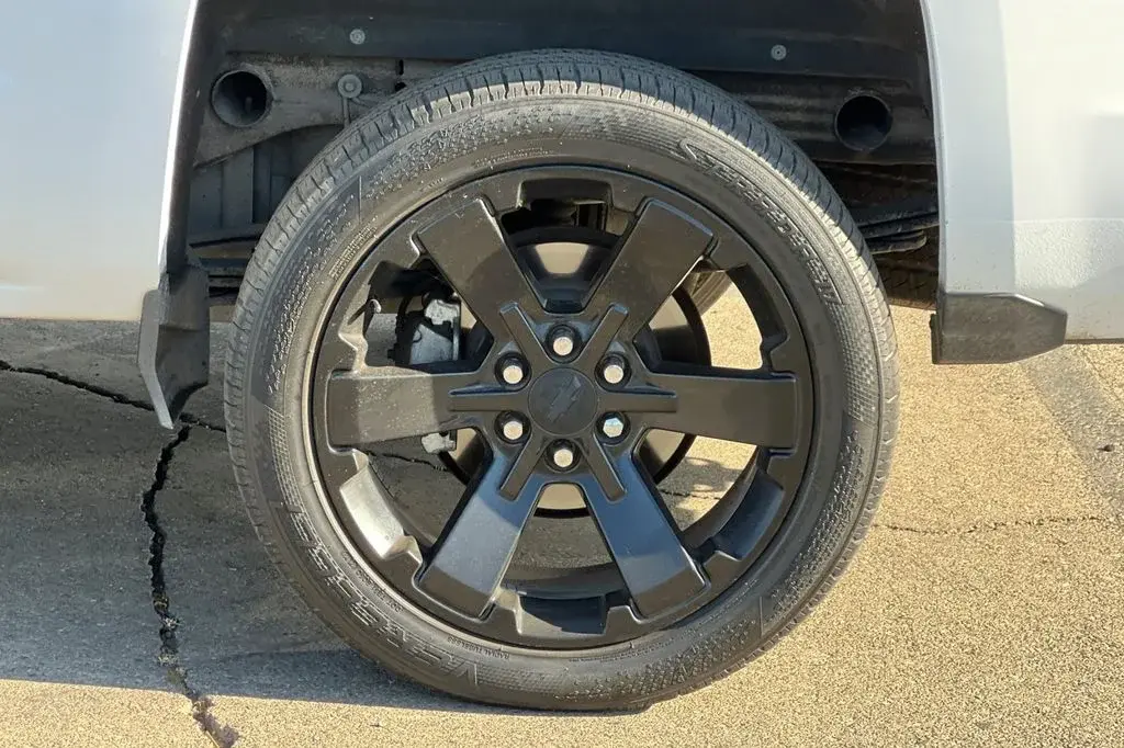 2017 Chevrolet Silverado 1500 LT Crew Cab Short Box photo 5