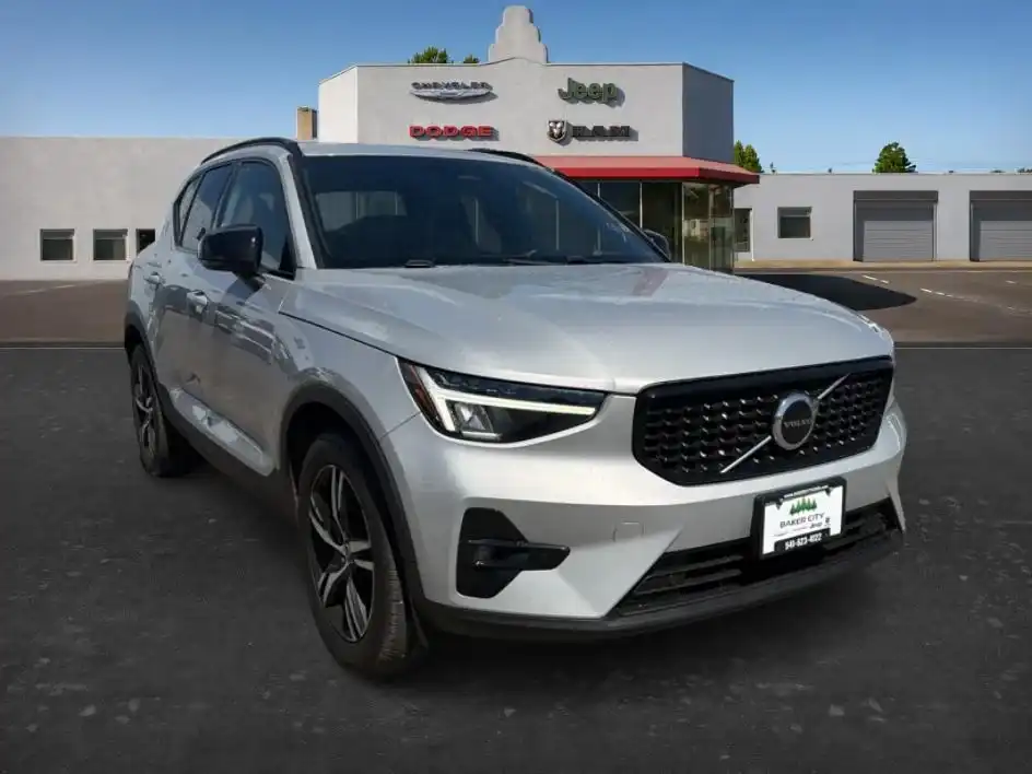 2023 Volvo XC40 B5 Plus Dark AWD's photo